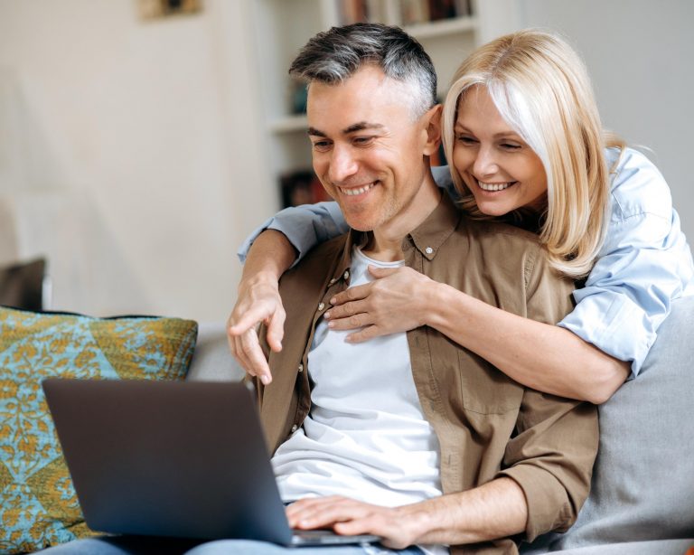 couple-laptop-4-5-1.jpg